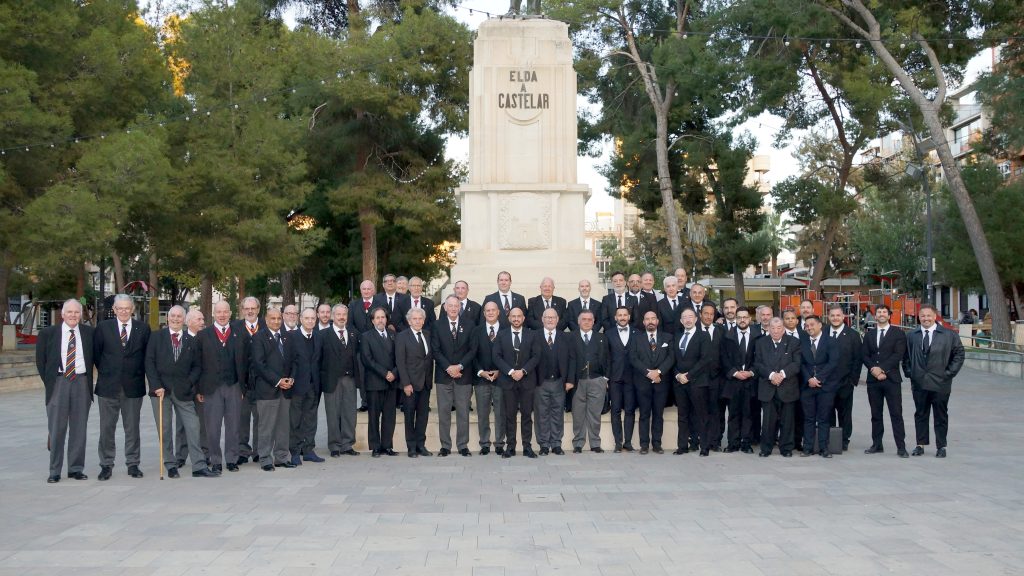 Asistentes a la consagración junto al monumento a Castelar en Elda